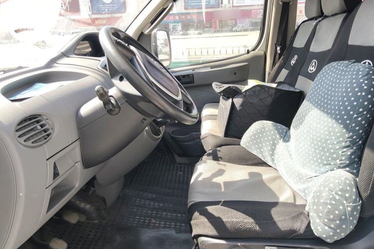 Used SAIC MAXUS Xintu V80 2019 2.5T Classic Model 6-Speed Manual – Aoyuntong Short Wheelbase Ultra-Low Roof 5/6 Seats Left Front Seat