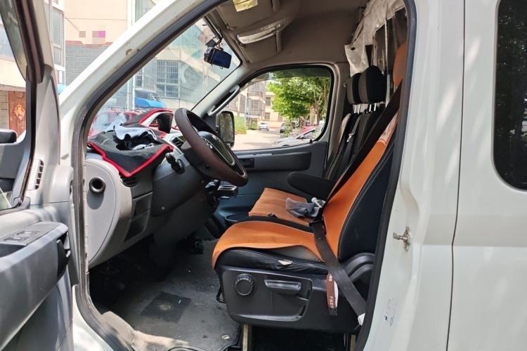 Used SAIC MAXUS Xintu V80 2019 2.5T Classic Model 6-Speed Manual Aotong Long Wheelbase Mid-Height 7-Seater Left Front Seat
