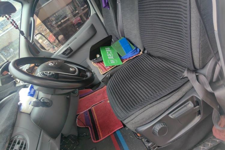 Used SAIC MAXUS Xintu V80 2019 2.5T Classic Version 6-Speed Manual – Aoyuntong Modified Long Wheelbase Mid-Height 7-Seater Left Front Seat
