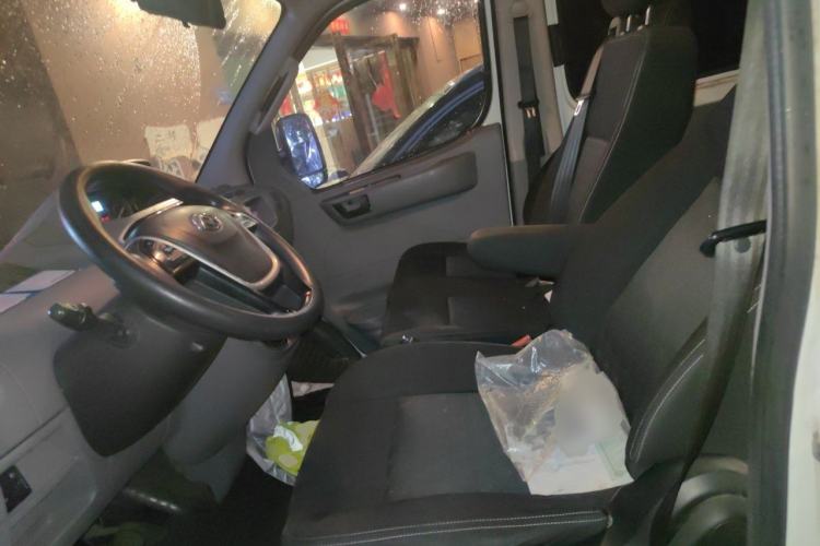 Used SAIC MAXUS Xintu V80 2019 2.5T Classic AMT Van Short Wheelbase Mid-Roof 6-Seater Left Front Seat