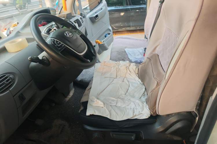 Used SAIC MAXUS Xintu V80 2019 2.5T Classic Edition 6-Speed Manual – Aoyuntong Modified Version Short Wheelbase Mid-Height Roof 5/6 Seats Left Front Seat