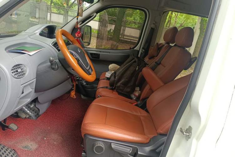 Used SAIC MAXUS Xintu V80 2019 2.5T Classic Edition 6-Speed Manual – Aoyuntong Short Wheelbase Mid-Height Design 5/6 Seats Left Front Seat