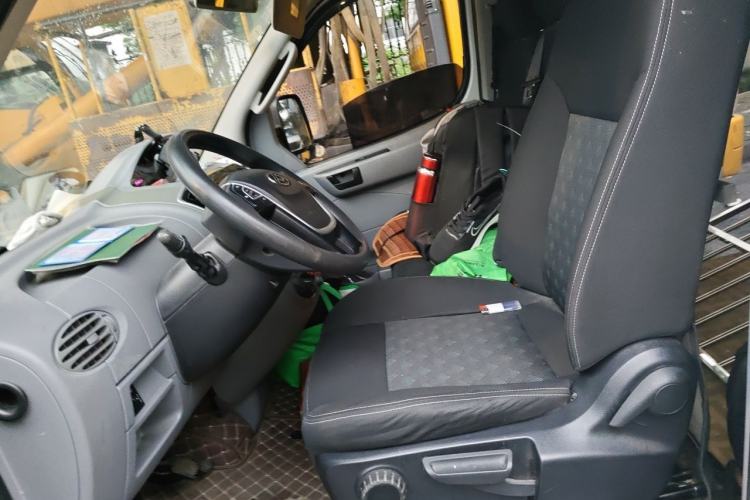 Used SAIC MAXUS Xintu V80 2019 2.5T Classic Model 6-Speed Manual Aotong Long Wheelbase Mid-Height 7-Seater Left Front Seat