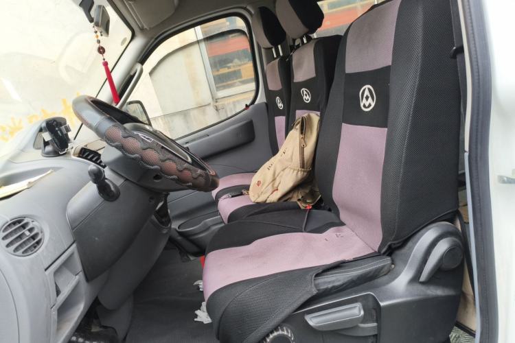 Used SAIC MAXUS Xintu V80 2019 2.5T Classic Edition 6-Speed Manual – Aoyuntong Modified Version Short Wheelbase Mid-Height Roof 5/6 Seats Left Front Seat