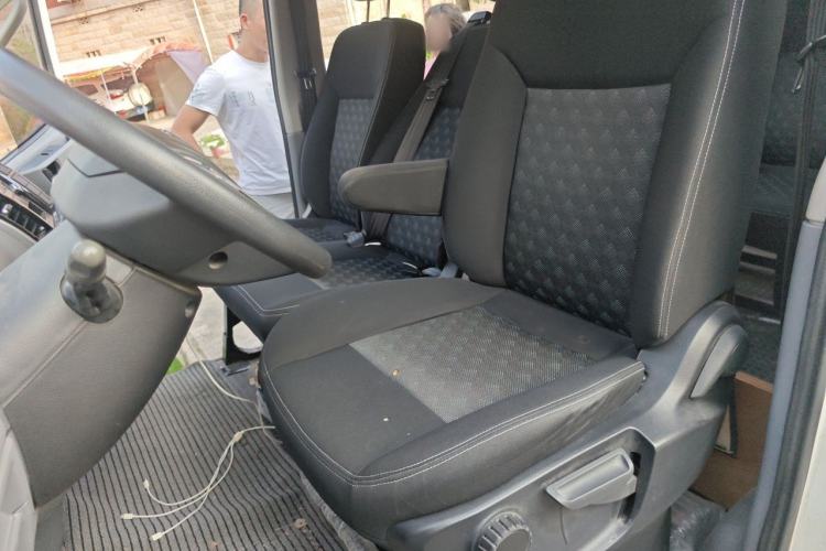 Used SAIC MAXUS Xintu V80 2019 2.5T Classic Model 6-Speed Manual – Aoyuntong Short Wheelbase Ultra-Low Roof 5/6 Seats Left Front Seat