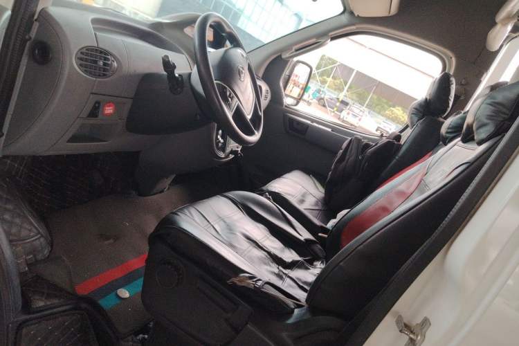 Used SAIC MAXUS Xintu V80 2019 2.5T Classic Model AMT Aoyuntong Long Wheelbase Mid-Roof 7-Seater Left Front Seat