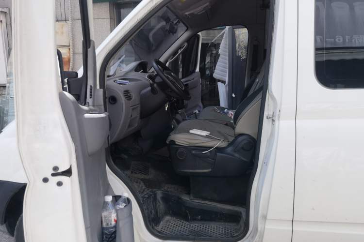Used SAIC MAXUS Xintu V80 2019 2.5T Classic Model 6-Speed Manual Aotong Long Wheelbase Mid-Height 7-Seater Left Front Seat