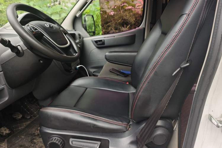 Used SAIC MAXUS Xintu V80 2019 2.5T Classic 6-Speed Manual Van Short Wheelbase Mid-Roof 6-Seater Left Front Seat
