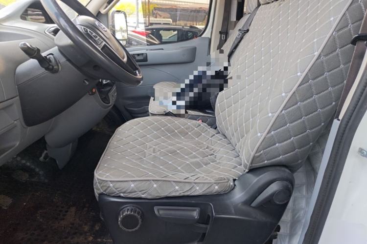 Used SAIC MAXUS Xintu V80 2019 2.5T Classic Model 6-Speed Manual Aotong Long Wheelbase Mid-Height 7-Seater Left Front Seat