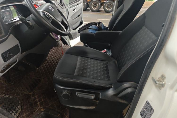 Used SAIC MAXUS Xintu V80 2019 2.0T Plus AMT Aoyuntong Short Wheelbase Ultra-Low Roof 5/6-Seater Left Front Seat
