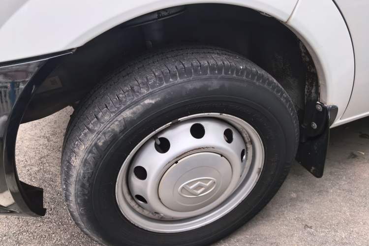 Used SAIC MAXUS Xintu V80 2019 2.5T Classic Model 6-Speed Manual – Aoyuntong Modified Version Short Wheelbase Ultra-Low Roof 5/6 Seats Left Front Wheel Hub