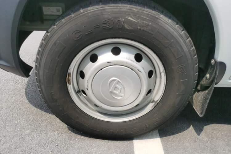 Used SAIC MAXUS Xintu V80 2019 2.5T Classic Version 6-Speed Manual – Aoyuntong Modified Long Wheelbase Mid-Height 7-Seater Left Front Wheel Hub
