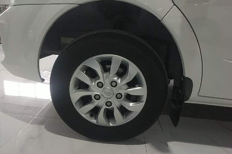 Used SAIC MAXUS Xintu V80 2019 2.0T Plus AMT Aoyuntong Short Wheelbase Ultra-Low Roof 5/6-Seater Left Front Wheel Hub