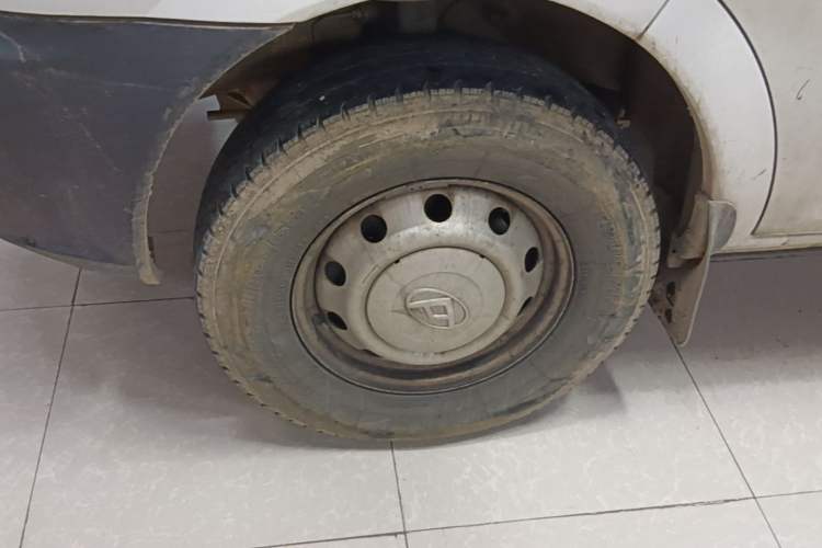 Used SAIC MAXUS Xintu V80 2019 2.5T Classic Edition 6-Speed Manual – Aoyuntong Short Wheelbase Mid-Height Design 5/6 Seats Left Front Wheel Hub