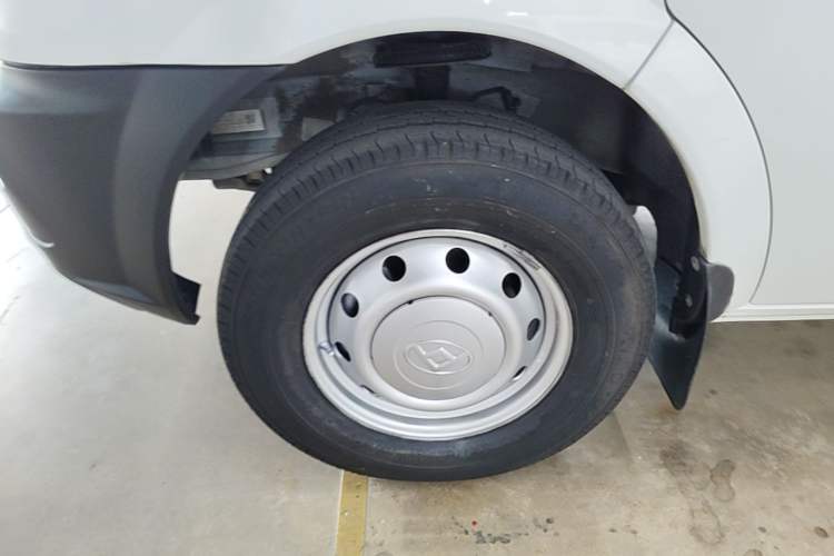 Used SAIC MAXUS Xintu V80 2019 2.5T Classic AMT Aoyuntong Short Wheelbase Mid-Roof 5/6-Seater Left Front Wheel Hub