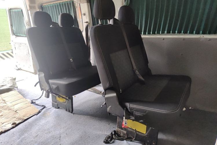Used SAIC MAXUS Xintu V80 2019 2.5T Classic Model 6-Speed Manual Aotong Long Wheelbase Mid-Height 7-Seater Left Rear Seat