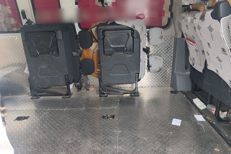 Used SAIC MAXUS Xintu V80 2019 2.5T Classic Version 6-Speed Manual – Aoyuntong Modified Long Wheelbase Mid-Height 7-Seater Left Rear Seat