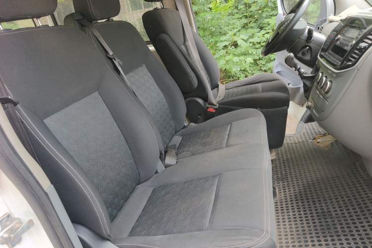 Used SAIC MAXUS Xintu V80 2019 2.5T Classic Edition 6-Speed Manual – Aoyuntong Short Wheelbase Mid-Height Design 5/6 Seats Left Rear Seat