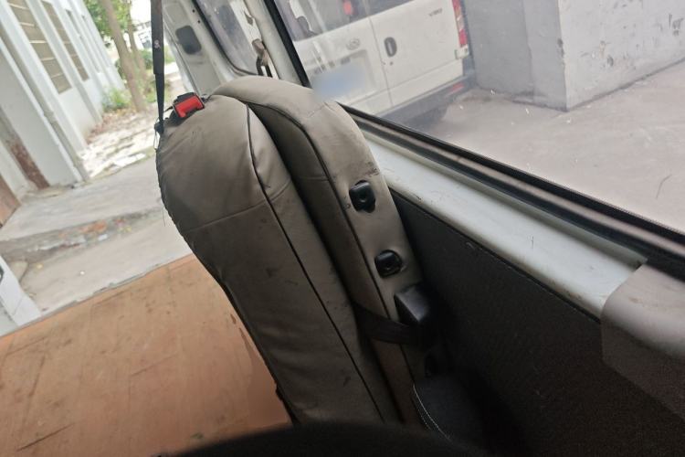 Used SAIC MAXUS Xintu V80 2019 2.5T Classic Edition 6-Speed Manual – Aoyuntong Short Wheelbase Mid-Height Design 5/6 Seats Left Rear Seat