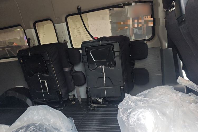 Used SAIC MAXUS Xintu V80 2019 2.5T Classic Model 6-Speed Manual Aotong Long Wheelbase Mid-Height 7-Seater Left Rear Seat