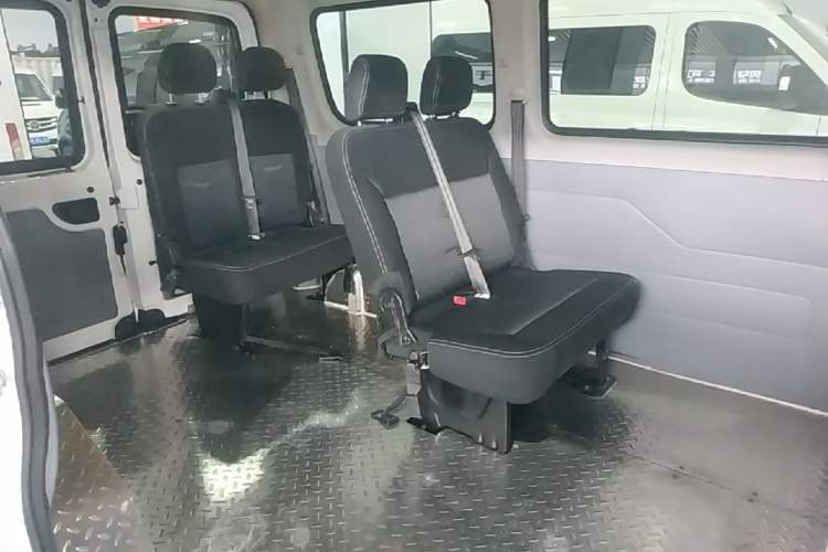 Used SAIC MAXUS Xintu V80 2019 2.0T Plus AMT Aoyuntong Short Wheelbase Ultra-Low Roof 5/6-Seater Left Rear Seat