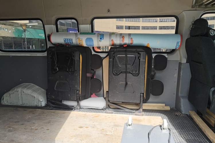 Used SAIC MAXUS Xintu V80 2019 2.5T Classic Version 6-Speed Manual – Aoyuntong Modified Long Wheelbase Mid-Height 7-Seater Left Rear Seat