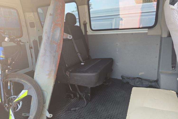 Used SAIC MAXUS Xintu V80 2019 2.5T Classic Edition 6-Speed Manual – Aoyuntong Modified Version Short Wheelbase Mid-Height Roof 5/6 Seats Left Rear Seat