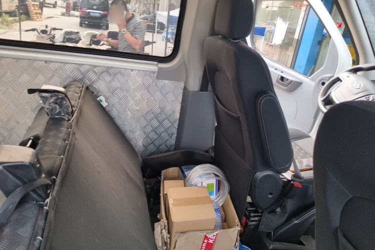 Used SAIC MAXUS Xintu V80 2019 2.0T Plus AMT Aoyuntong Short Wheelbase Mid-Roof 5/6-Seater Left Rear Seat