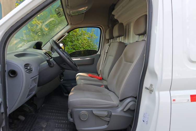 Used SAIC MAXUS Xintu V80 2019 2.5T Classic 6-Speed Manual Van Short Wheelbase Mid-Roof Design 2/3 Seats Left Rear Seat