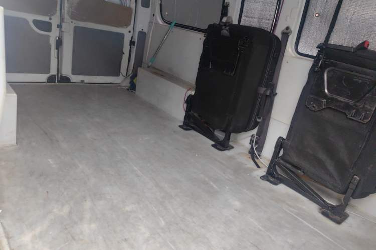 Used SAIC MAXUS Xintu V80 2019 2.5T Classic Version 6-Speed Manual – Aoyuntong Modified Long Wheelbase Mid-Height 7-Seater Left Rear Seat