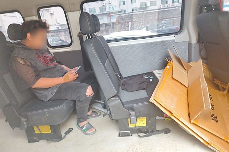 Used SAIC MAXUS Xintu V80 2019 2.5T Classic Version 6-Speed Manual – Aoyuntong Modified Long Wheelbase Mid-Height 7-Seater Left Rear Seat