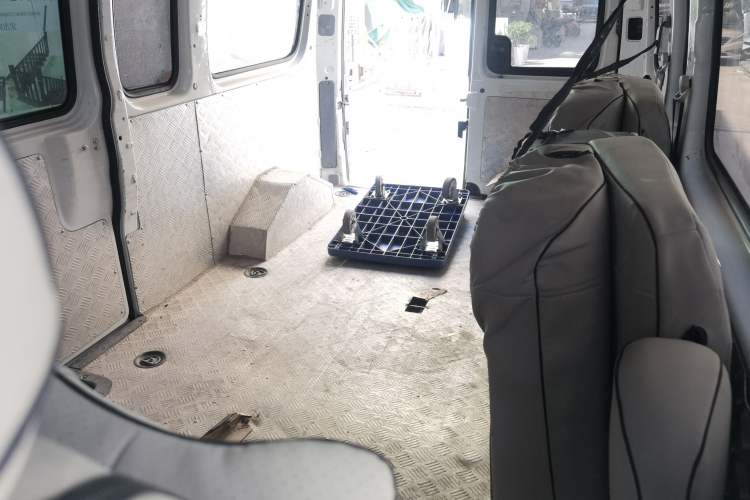 Used SAIC MAXUS Xintu V80 2019 2.5T Classic Model 6-Speed Manual Aotong Long Wheelbase Mid-Height 7-Seater Left Rear Seat