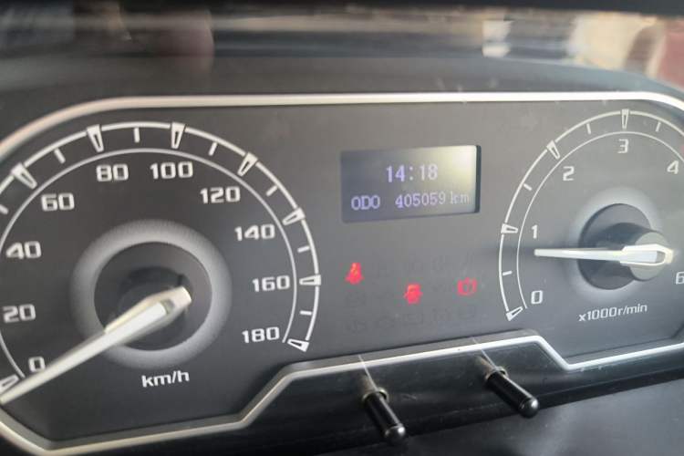 Used SAIC MAXUS Xintu V80 2019 2.5T Classic Edition 6-Speed Manual – Aoyuntong Short Wheelbase Mid-Height Design 5/6 Seats Odometer Close Up