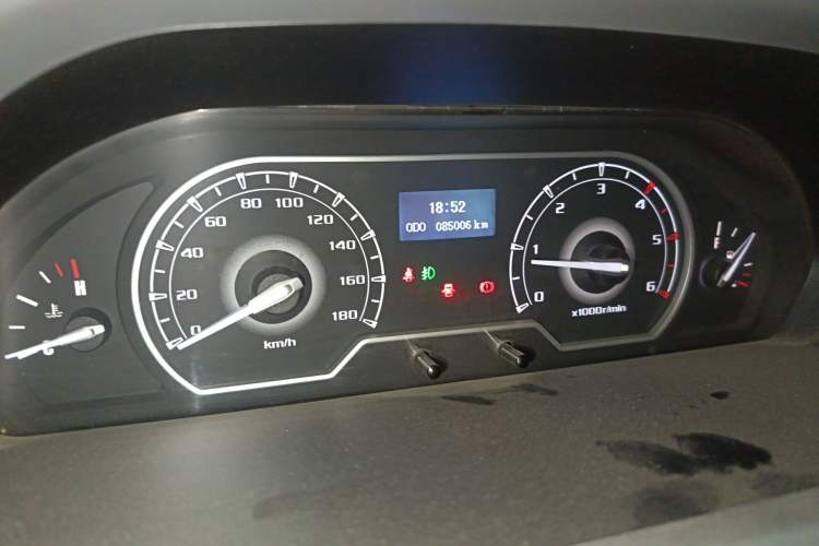 Used SAIC MAXUS Xintu V80 2019 2.5T Classic Edition 6-Speed Manual – Aoyuntong Short Wheelbase Mid-Height Design 5/6 Seats Odometer Close Up