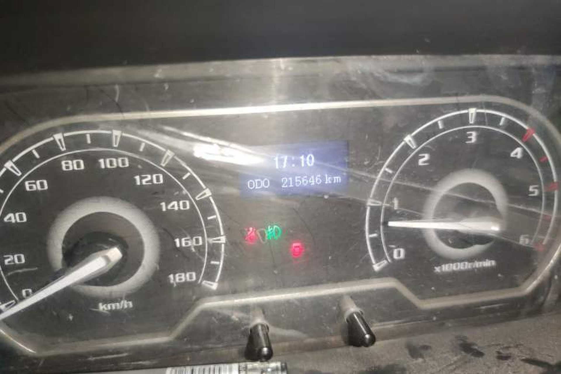Used SAIC MAXUS Xintu V80 2019 2.5T Classic Model 6-Speed Manual Aotong Long Wheelbase Mid-Height 7-Seater Odometer Close Up