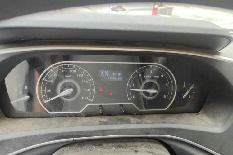 Used SAIC MAXUS Xintu V80 2019 2.0T Plus AMT Aoyuntong Short Wheelbase Ultra-Low Roof 5/6-Seater Odometer Close Up