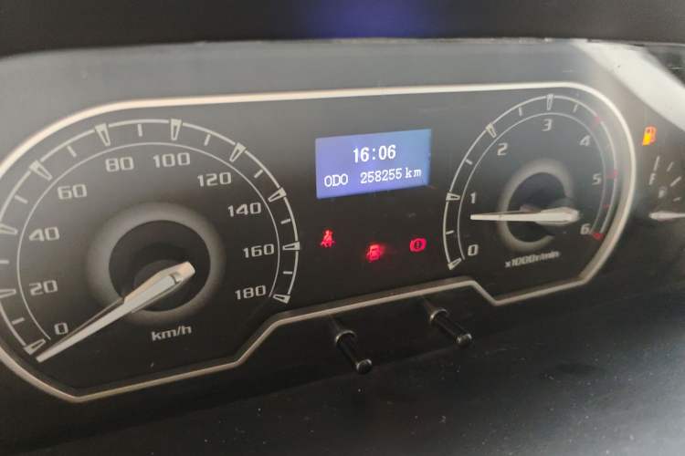Used SAIC MAXUS Xintu V80 2019 2.5T Classic Edition 6-Speed Manual – Aoyuntong Short Wheelbase Mid-Height Design 5/6 Seats Odometer Close Up