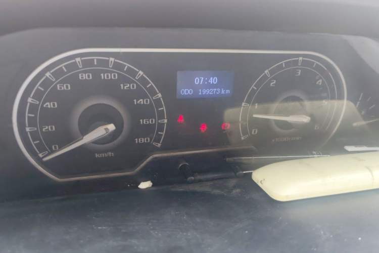 Used SAIC MAXUS Xintu V80 2019 2.5T Classic Model 6-Speed Manual Aotong Long Wheelbase Mid-Height 7-Seater Odometer Close Up