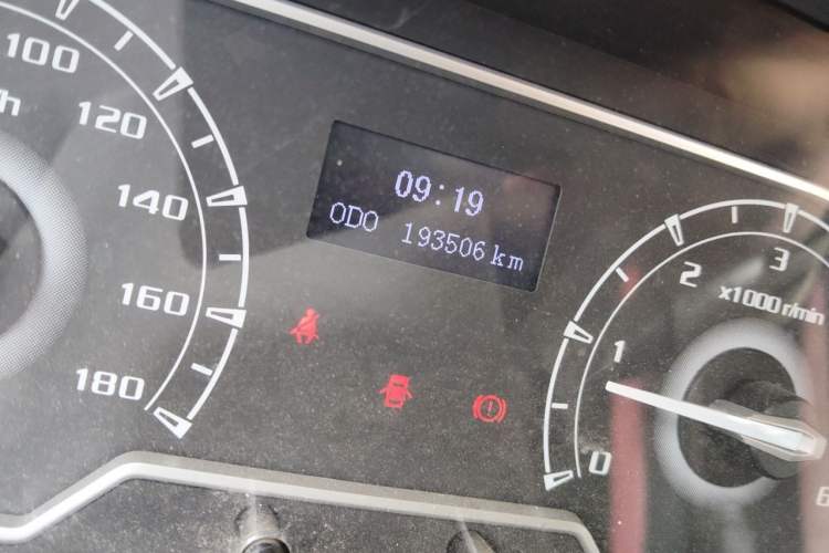 Used SAIC MAXUS Xintu V80  Odometer Close Up