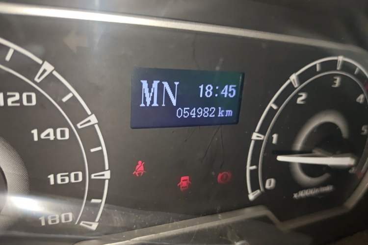 Used SAIC MAXUS Xintu V80 2019 2.5T Classic Model AMT Aoyuntong Facelifted Short Wheelbase Ultra-Low Roof 5/6-Seater Odometer Close Up