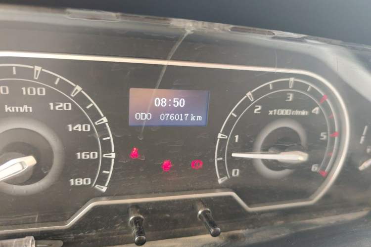 Used SAIC MAXUS Xintu V80 2019 2.0T Plus 6-speed Manual – Aotong Long Wheelbase Mid-Height 7-Seater Odometer Close Up