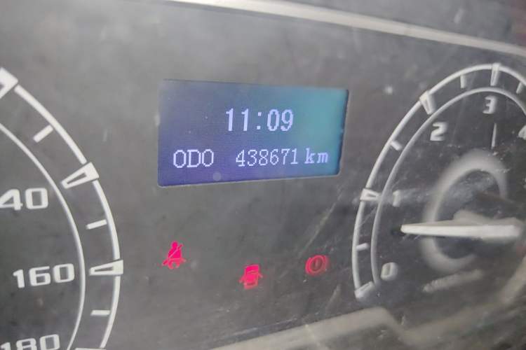 Used SAIC MAXUS Xintu V80 2019 2.5T Classic Model 6-Speed Manual Aotong Long Wheelbase Mid-Height 7-Seater Odometer Close Up