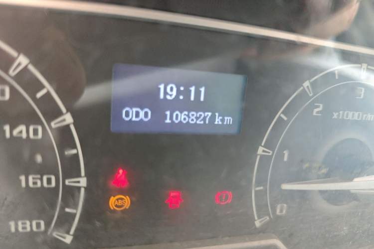 Used SAIC MAXUS Xintu V80 2019 2.0T Plus 6-speed Manual – Aotong Long Wheelbase Mid-Height 7-Seater Odometer Close Up
