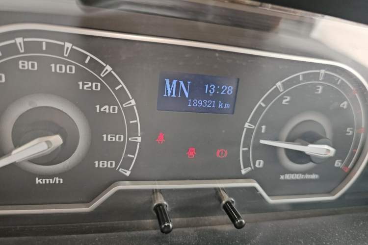 Used SAIC MAXUS Xintu V80 2019 2.5T Classic Model AMT Commercial Van Long Wheelbase Mid-Roof 9-Seater Odometer Close Up