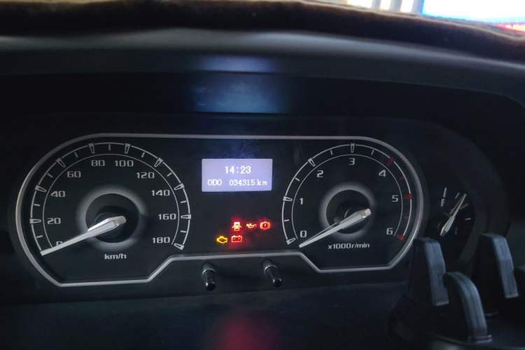 Used SAIC MAXUS Xintu V80 2019 2.5T Classic Edition 6-Speed Manual – Aoyuntong Modified Version Short Wheelbase Mid-Height Roof 5/6 Seats Odometer Close Up