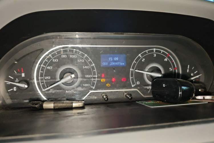 Used SAIC MAXUS Xintu V80 2019 2.5T Classic Version 6-Speed Manual – Aoyuntong Modified Long Wheelbase Mid-Height 7-Seater Odometer Close Up