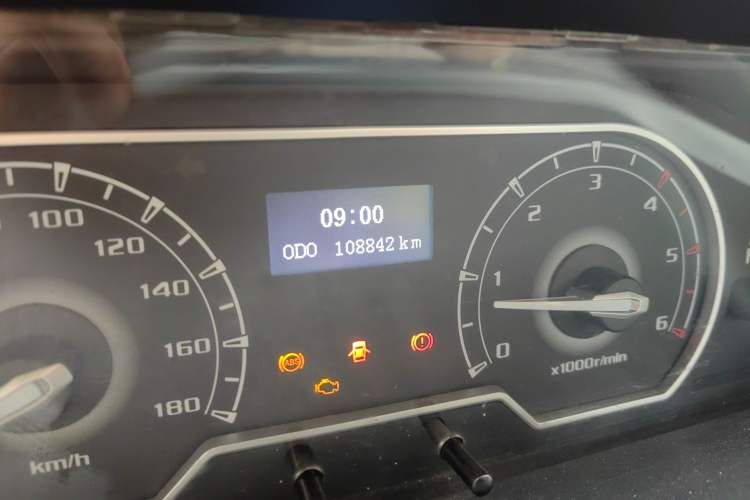 Used SAIC MAXUS Xintu V80 2019 2.5T Classic Model 6-Speed Manual Aotong Long Wheelbase Mid-Height 7-Seater Odometer Close Up
