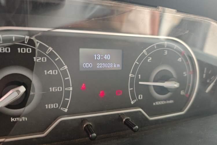 Used SAIC MAXUS Xintu V80 2019 2.5T Classic Model 6-Speed Manual Aotong Long Wheelbase Mid-Height 7-Seater Odometer Close Up