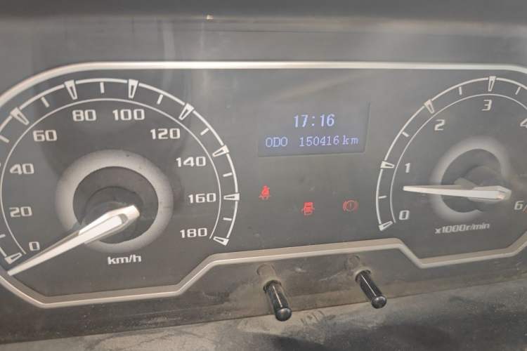 Used SAIC MAXUS Xintu V80 2019 2.5T Classic Model 6-Speed Manual Aotong Long Wheelbase Mid-Height 7-Seater Odometer Close Up