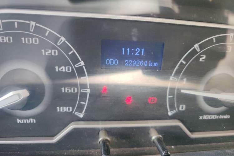 Used SAIC MAXUS Xintu V80 2019 2.5T Classic Version 6-Speed Manual – Aoyuntong Modified Long Wheelbase Mid-Height 7-Seater Odometer Close Up